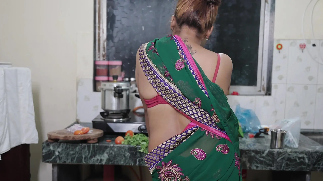 Ghar Pe Kaam Karne Wali Bhabhi Ne Kiya Hot Sex Usske Ghae Maalik Ke Sath