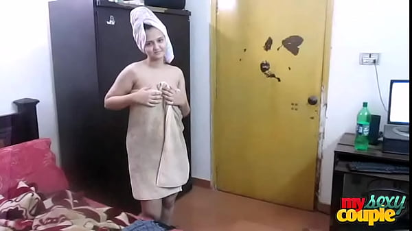 Sultry Sonia Bhabhi’s Post-shower Serenade