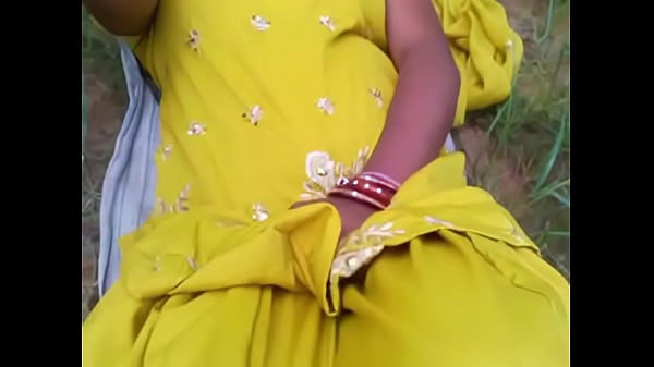 खेत में गरमा-गरम हिंदी आवाज़ के साथ लड़की
