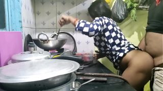 गाँव से आई नौकरानी को कुछ पता नहीं था, तो मालिक ने उसका बेजा फायदा उठाकर उसके साथ सहवास किया