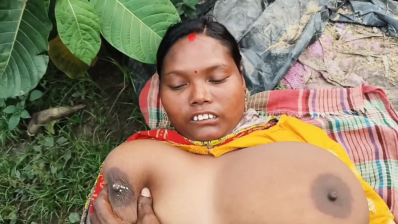 Indian Hot Wife Ki Jungle Safai Karte Waqt Chudai Ki