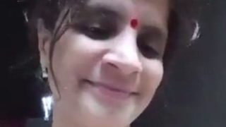 Big Juicy Desi Aunty Bares It All – Horny Desi Lady Mms Leaked