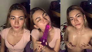 Mengisap Dildo Ungu Yang Menggoda