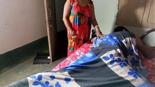 पत्नी के ऑफिस जाने के बाद पति ने नौकरानी के साथ जबरदस्त रात बिताई