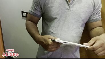 देख लिया रे पोस्टमैन ने अलीशा भाभी को, चूत में उंगली खेलते हुए…