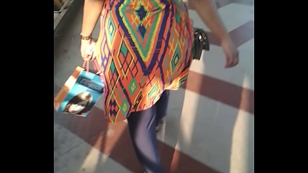 Big Indian Aunty’s Juicy Ass Swaying As She Walks