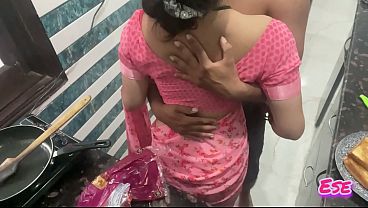 Desi Bhabhi Ki Garmi Bhara Kitchen Mein Chudai, Jab Wo Khaana Bana Rahi Thi Aur Badan Se Pasina Tapak Raha Tha