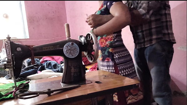 देसी भाभी को सिलाई करते वक्त अंकल ने जोरदार चोदा