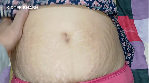 बेटे ने मुझे सहलाकर उत्तेजित किया, फिर मैंने उसे अपनी चुदाई करवा ली