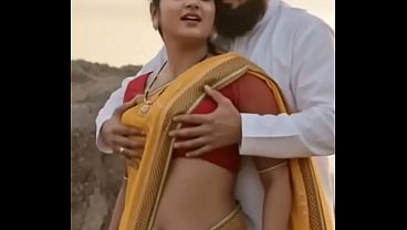 Desi Bhabhi Ki Saree Mein Dabaye Gaye Naram Boobs, Chhupa Pyar Ka Ishaara