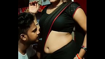 Desi Bhabhi Ki Saree Se Nikalta Navel, Pyar Ki Gehrai Mein Doobti Raat