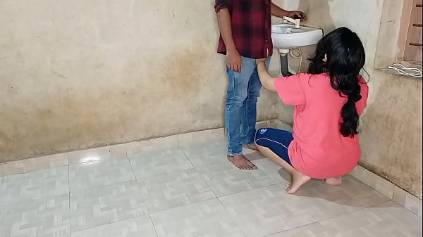 जवान प्लंबर के संग भाभी ने अपनी चूत की प्यास बुझाई, गर्मागर्म Xxx सेक्स हिंदी आवाज में