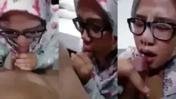 Jilbab Berkacamata Kena Semprot Muka
