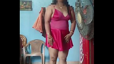 Indian Desi Stepmom’s Sexy, Seductive Entrance