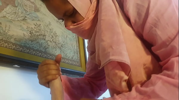 देसी गर्ल की गोरी बदन पर रगड़-रगड़ के मालिश