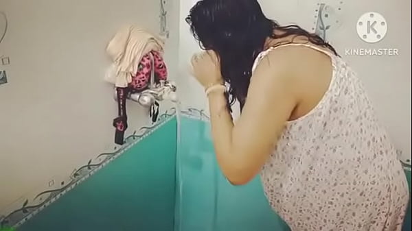 Desi Babe Gets Wild And Wet In The Bath