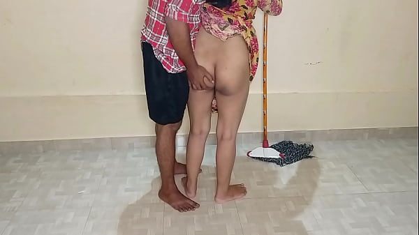 कमरे में पोछा लगा रही कामवाली आंटी को जोर से लंड चुसवा कर चोद डाला, उसकी साफ हिंदी आवाज में कहानी सुनो