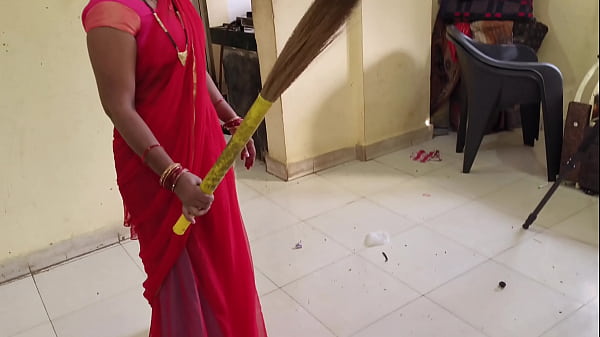 देसी भाभी ने झाड़ू लगाते वक्त मालिक से जोरदार चुदवाई की